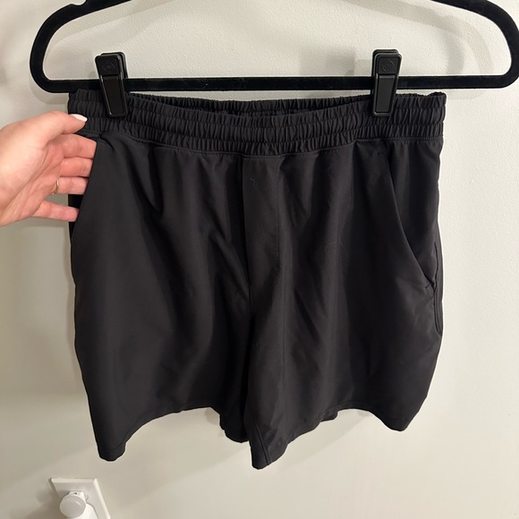Like New Lululemon Men’s Pace Breaker Lined Short 7” in Black, size: M - Picture 2 of 3